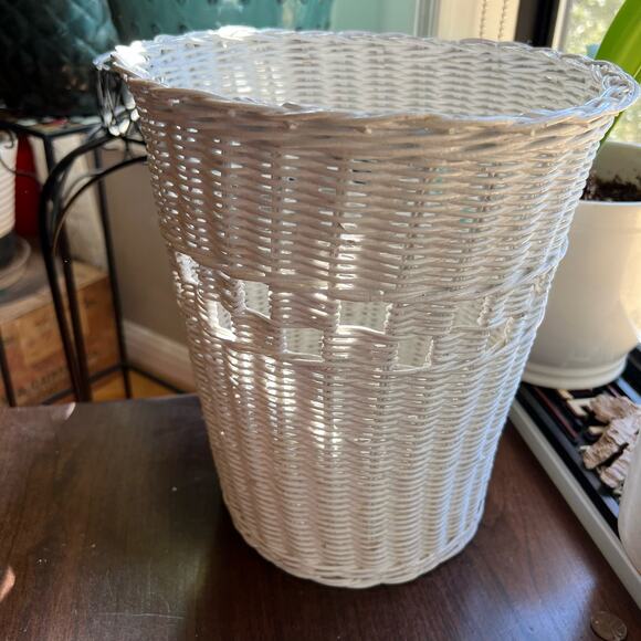 White Wicker Wastepaper Basket Trash Can Woven Shabby Chic Cottage Farmhouse Vtg - Picture 2 of 10
